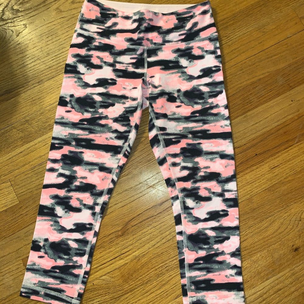 Women’s Cropped Lululemon Wunder Unders.